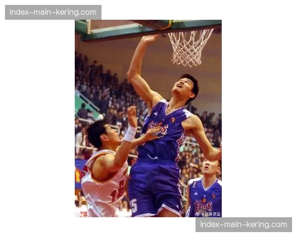 “特写:常规赛落幕,易建联与王哲林在中圈拥抱致意” “特写:常规赛落幕,易建联与王哲林在中圈拥抱致意”